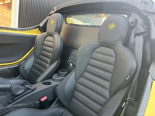 アルファロメオ ４Ｃスパイダー 福岡県 2018(平30)年 2.5万km トロピカリアイエロー カーボンインテリア　/黒革シート　/Ｄ．Ｎ．Ａシステム/ｂｒｅｍｂｏレッドキャリパー　/HIDヘッドライト/パドルシフト/ＲＡＹＳ１７インチアルミホイール/純正アルミホイール/取扱説明書　/保証書　/スペアキー×１/ＥＴＣ