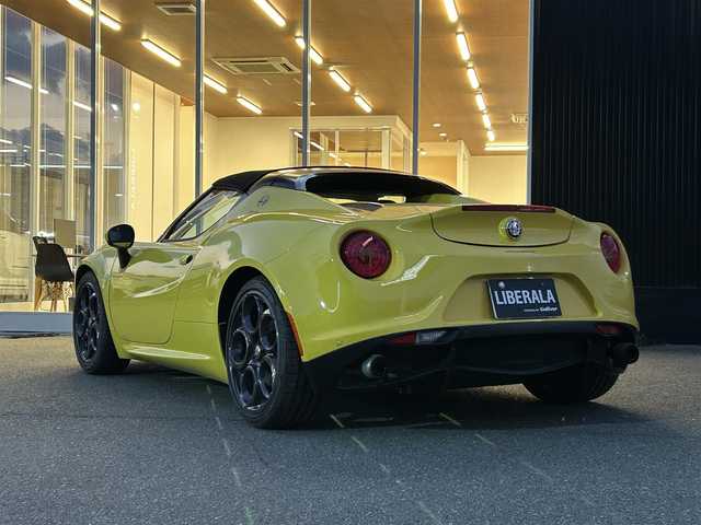 アルファロメオ ４Ｃスパイダー 福岡県 2018(平30)年 2.5万km トロピカリアイエロー 黒革シート　/Ｄ．Ｎ．Ａシステム/ｂｒｅｍｂｏレッドキャリパー　/HIDヘッドライト/パドルシフト/ＲＡＹＳ１７インチアルミホイール(現状純正履かせてます)/純正アルミホイール/取扱説明書　/保証書　/スペアキー×１/ＥＴＣ