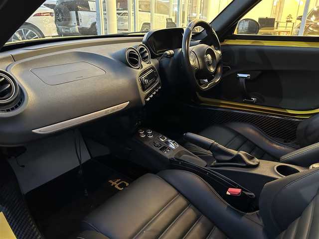 アルファロメオ ４Ｃスパイダー 福岡県 2018(平30)年 2.5万km トロピカリアイエロー 黒革シート　/Ｄ．Ｎ．Ａシステム/ｂｒｅｍｂｏレッドキャリパー　/HIDヘッドライト/パドルシフト/ＲＡＹＳ１７インチアルミホイール(現状純正履かせてます)/純正アルミホイール/取扱説明書　/保証書　/スペアキー×１/ＥＴＣ