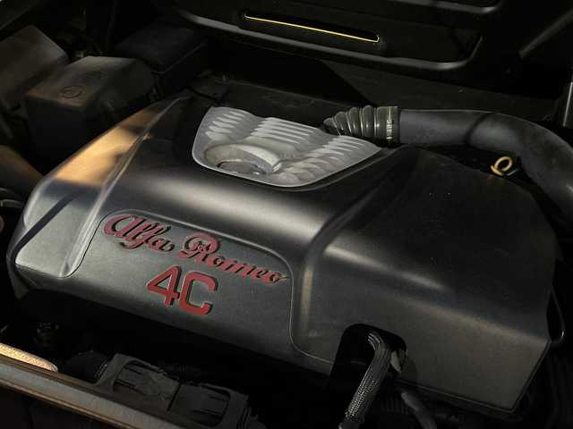 アルファロメオ ４Ｃスパイダー 福岡県 2018(平30)年 2.5万km トロピカリアイエロー 黒革シート　/Ｄ．Ｎ．Ａシステム/ｂｒｅｍｂｏレッドキャリパー　/HIDヘッドライト/パドルシフト/ＲＡＹＳ１７インチアルミホイール(現状純正履かせてます)/純正アルミホイール/取扱説明書　/保証書　/スペアキー×１/ＥＴＣ