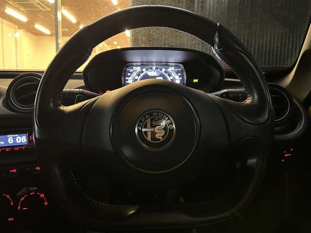 アルファロメオ ４Ｃスパイダー 福岡県 2018(平30)年 2.5万km トロピカリアイエロー 黒革シート　/Ｄ．Ｎ．Ａシステム/ｂｒｅｍｂｏレッドキャリパー　/HIDヘッドライト/パドルシフト/ＲＡＹＳ１７インチアルミホイール(現状純正履かせてます)/純正アルミホイール/取扱説明書　/保証書　/スペアキー×１/ＥＴＣ