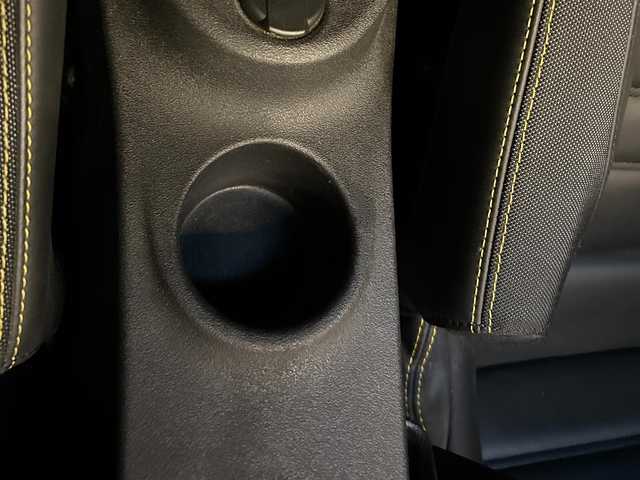 アルファロメオ ４Ｃスパイダー 福岡県 2018(平30)年 2.5万km トロピカリアイエロー 黒革シート　/Ｄ．Ｎ．Ａシステム/ｂｒｅｍｂｏレッドキャリパー　/HIDヘッドライト/パドルシフト/ＲＡＹＳ１７インチアルミホイール(現状純正履かせてます)/純正アルミホイール/取扱説明書　/保証書　/スペアキー×１/ＥＴＣ