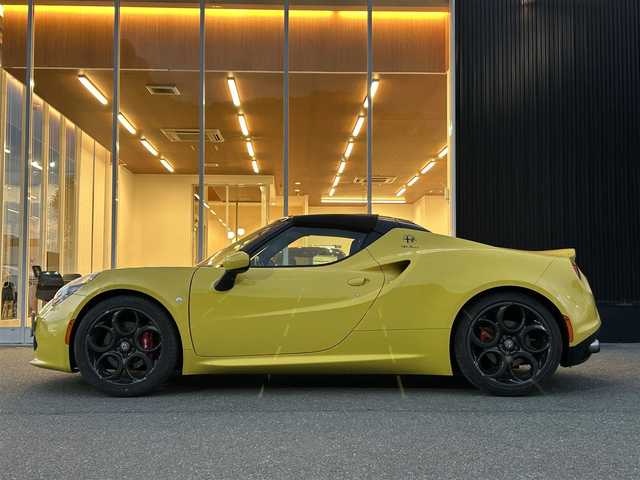 アルファロメオ ４Ｃスパイダー 福岡県 2018(平30)年 2.5万km トロピカリアイエロー 黒革シート　/Ｄ．Ｎ．Ａシステム/ｂｒｅｍｂｏレッドキャリパー　/HIDヘッドライト/パドルシフト/ＲＡＹＳ１７インチアルミホイール(現状純正履かせてます)/純正アルミホイール/取扱説明書　/保証書　/スペアキー×１/ＥＴＣ