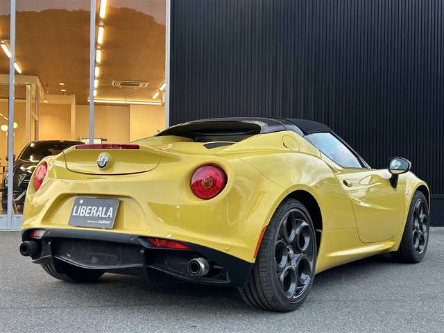 アルファロメオ ４Ｃスパイダー 福岡県 2018(平30)年 2.5万km トロピカリアイエロー 黒革シート　/Ｄ．Ｎ．Ａシステム/ｂｒｅｍｂｏレッドキャリパー　/HIDヘッドライト/パドルシフト/ＲＡＹＳ１７インチアルミホイール(現状純正履かせてます)/純正アルミホイール/取扱説明書　/保証書　/スペアキー×１/ＥＴＣ