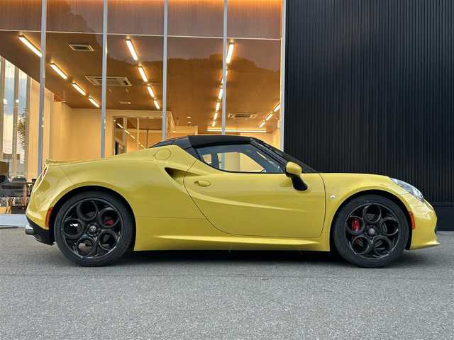 アルファロメオ ４Ｃスパイダー 福岡県 2018(平30)年 2.5万km トロピカリアイエロー 黒革シート　/Ｄ．Ｎ．Ａシステム/ｂｒｅｍｂｏレッドキャリパー　/HIDヘッドライト/パドルシフト/ＲＡＹＳ１７インチアルミホイール(現状純正履かせてます)/純正アルミホイール/取扱説明書　/保証書　/スペアキー×１/ＥＴＣ