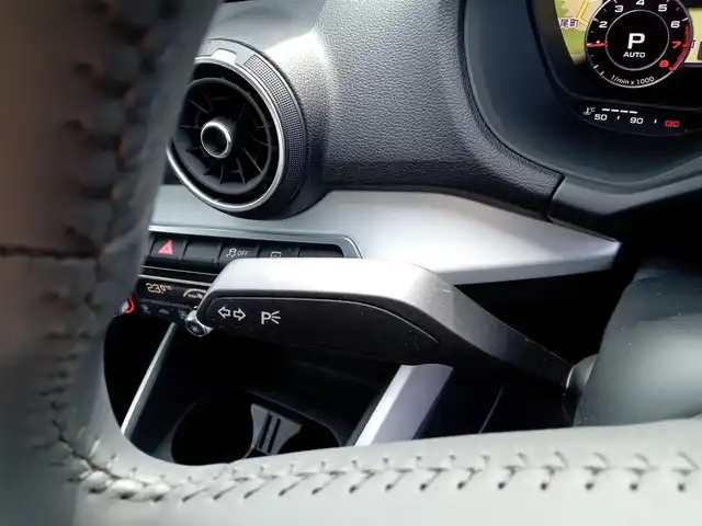 アウディ Ｑ２ 30TFSIスポーツ 福井県 2020(令2)年 2.4万km 赤 衝突被害軽減システム/純正ナビ/・（ワンセグTV/CD/DVD/Bluetooth）/バックカメラ/横滑り防止装置/レーンキープアシスト/追従機能付きクルーズコントロール/オートブレーキホールド/前後コーナーセンサー/前席シートヒーター/ETC2.0/前後ドライブレコーダー/純正17インチAW/純正フロアマット/オートLEDライト/スマートキー