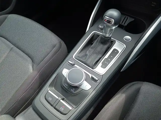 アウディ Ｑ２ 30TFSIスポーツ 福井県 2020(令2)年 2.4万km 赤 衝突被害軽減システム/純正ナビ/・（ワンセグTV/CD/DVD/Bluetooth）/バックカメラ/横滑り防止装置/レーンキープアシスト/追従機能付きクルーズコントロール/オートブレーキホールド/前後コーナーセンサー/前席シートヒーター/ETC2.0/前後ドライブレコーダー/純正17インチAW/純正フロアマット/オートLEDライト/スマートキー