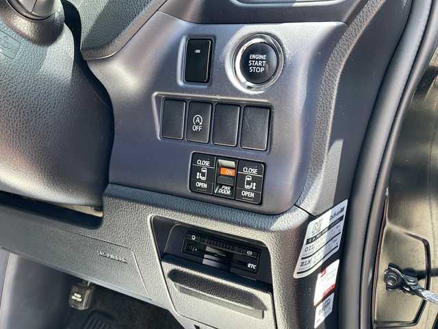 トヨタ ヴォクシー ZS 煌 香川県 2015(平27)年 6.9万km ブラック ディスプレイオーディオ/Bluetooth接続/バックカメラ/両側パワースライドドア/デジタルミラー/社外17インチアルミ/LEDヘッドライト/前後ドライブレコーダー/革調シートカバー/置くだけ充電/アイドリングストップ/スマートキー/プッシュスタート/ビルトインETC