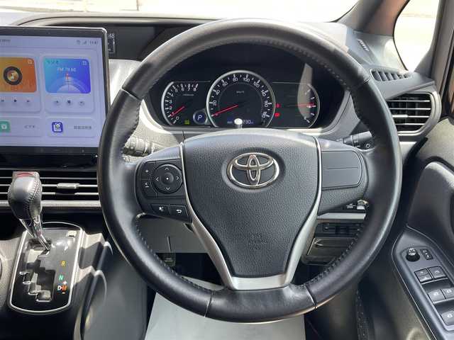 トヨタ ヴォクシー ZS 煌 香川県 2015(平27)年 6.9万km ブラック ディスプレイオーディオ/Bluetooth接続/バックカメラ/両側パワースライドドア/デジタルミラー/社外17インチアルミ/LEDヘッドライト/前後ドライブレコーダー/革調シートカバー/置くだけ充電/アイドリングストップ/スマートキー/プッシュスタート/ビルトインETC