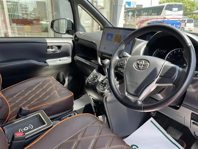 トヨタ ヴォクシー ZS 煌 香川県 2015(平27)年 6.9万km ブラック ディスプレイオーディオ/Bluetooth接続/バックカメラ/両側パワースライドドア/デジタルミラー/社外17インチアルミ/LEDヘッドライト/前後ドライブレコーダー/革調シートカバー/置くだけ充電/アイドリングストップ/スマートキー/プッシュスタート/ビルトインETC