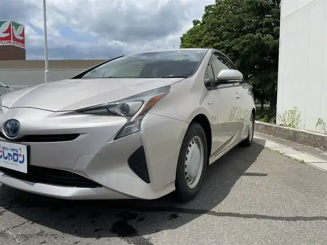 トヨタ プリウス S 福島県 2018(平30)年 12万km スティールブロンドM (株)IDOMが運営する【じしゃロン福島店】の自社ローン専用車両になります。こちらは現金またはオートローンご利用時の価格です。自社ローンご希望の方は別途その旨お申付け下さい/社外ｃｌａｒｉｏｎナビ/バックカメラ/レーダークルーズコントロール/ステアリングリモコン/衝突軽減システム/オートハイビーム/車両接近アラーム/ワイパーデアイサー/ＥＴＣ/運転モード切替