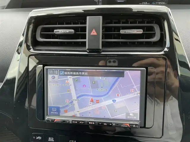 トヨタ プリウス S 福島県 2018(平30)年 12万km スティールブロンドM (株)IDOMが運営する【じしゃロン福島店】の自社ローン専用車両になります。こちらは現金またはオートローンご利用時の価格です。自社ローンご希望の方は別途その旨お申付け下さい/社外ｃｌａｒｉｏｎナビ/バックカメラ/レーダークルーズコントロール/ステアリングリモコン/衝突軽減システム/オートハイビーム/車両接近アラーム/ワイパーデアイサー/ＥＴＣ/運転モード切替
