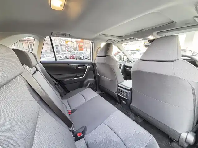 トヨタ ＲＡＶ４ X 熊本県 2022(令4)年 2.1万km プラチナホワイトパールマイカ ワンオーナー/サンルーフ/ルーフレール/モデリスタエアロ（F.S.R）/社外9インチメモリナビ（AVIC-RQ912）/【フルセグTV/Bluetooth/HDMI/USB/CD/DVD】/バックカメラ/プリクラッシュセーフティ/パーキングセンサー/クルーズコントロール/レーンキープアシスト/ステアリングスイッチ/電子パーキング/オートホールド/純正18インチAW/横滑り防止/ドライブレコーダー/ETC/オートLEDヘッドライト/オートハイビーム/プッシュスタート/取扱説明書