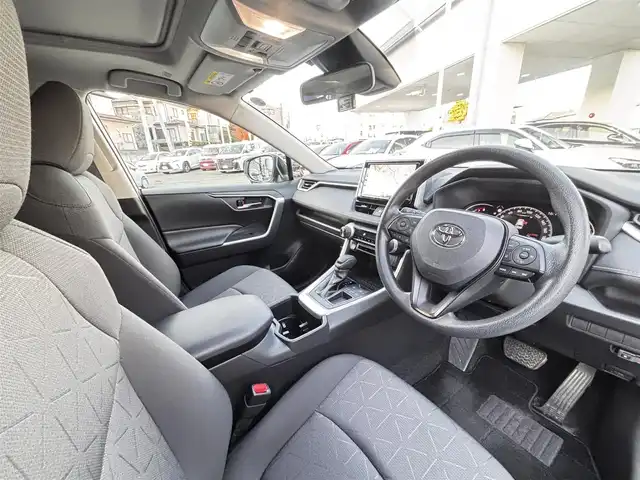 トヨタ ＲＡＶ４ X 熊本県 2022(令4)年 2.1万km プラチナホワイトパールマイカ ワンオーナー/サンルーフ/ルーフレール/モデリスタエアロ（F.S.R）/社外9インチメモリナビ（AVIC-RQ912）/【フルセグTV/Bluetooth/HDMI/USB/CD/DVD】/バックカメラ/プリクラッシュセーフティ/パーキングセンサー/クルーズコントロール/レーンキープアシスト/ステアリングスイッチ/電子パーキング/オートホールド/純正18インチAW/横滑り防止/ドライブレコーダー/ETC/オートLEDヘッドライト/オートハイビーム/プッシュスタート/取扱説明書