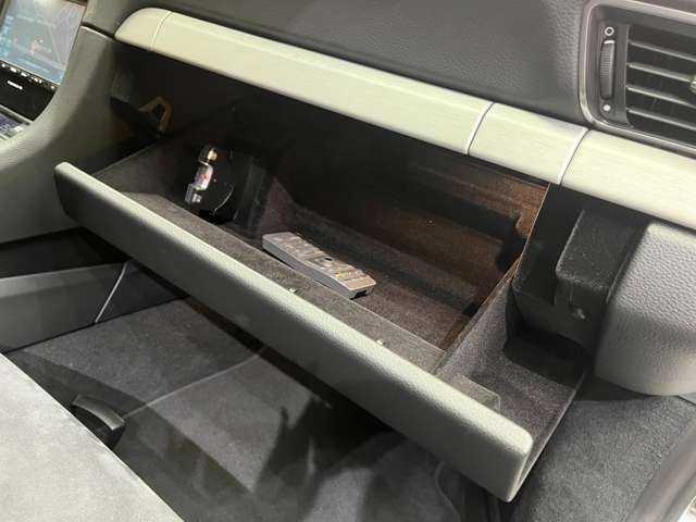 ポルシェ ９１１ GT3 千葉県 2014(平26)年 4万km 白 ナビ　/バックカメラ　/ハーフレザーシート　/パワーシート　/スポーツエキゾースト/キーレス　/HIDヘッドライト　/オートライト　/20インチAW　/ETC　/クルーズコントロール