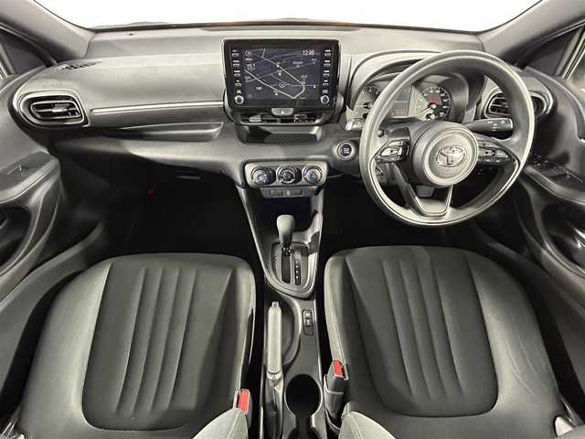 トヨタ ヤリス X 愛知県 2020(令2)年 3.5万km ホワイトパールクリスタルシャイン 純正9インチナビ/ＡＭ/ＦＭ/Bluetooth/フルセグTV/全方位カメラ/クルーズコントロール/衝突被害軽減システム/レーンアシスト/LEDヘッドライト/エアコン/盗難防止装置/横滑り防止装置/車線逸脱警報/オートライト/オートマチックハイビーム/スマートキー/プッシュスタート/純正フロアマット/ステアリングスイッチ/電動格納ミラー/コーナーセンサー/ドアバイザー