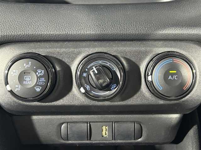 トヨタ ヤリス X 愛知県 2020(令2)年 3.5万km ホワイトパールクリスタルシャイン 純正9インチナビ/ＡＭ/ＦＭ/Bluetooth/フルセグTV/全方位カメラ/クルーズコントロール/衝突被害軽減システム/レーンアシスト/LEDヘッドライト/エアコン/盗難防止装置/横滑り防止装置/車線逸脱警報/オートライト/オートマチックハイビーム/スマートキー/プッシュスタート/純正フロアマット/ステアリングスイッチ/電動格納ミラー/コーナーセンサー/ドアバイザー