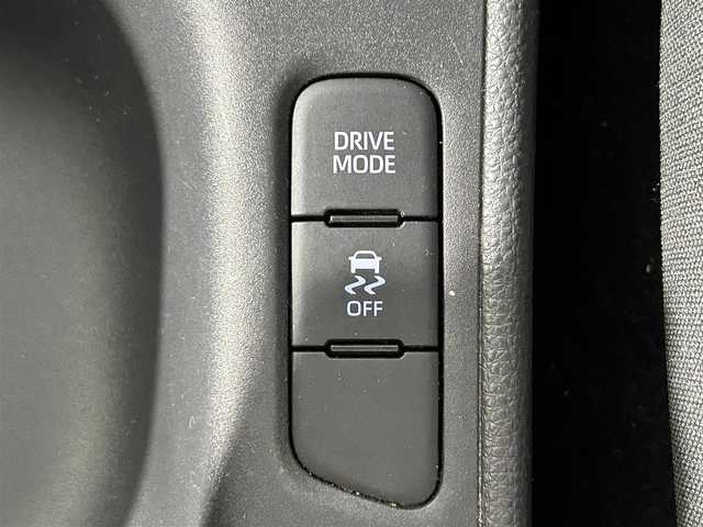 トヨタ ヤリス X 愛知県 2020(令2)年 3.5万km ホワイトパールクリスタルシャイン 純正9インチナビ/ＡＭ/ＦＭ/Bluetooth/フルセグTV/全方位カメラ/クルーズコントロール/衝突被害軽減システム/レーンアシスト/LEDヘッドライト/エアコン/盗難防止装置/横滑り防止装置/車線逸脱警報/オートライト/オートマチックハイビーム/スマートキー/プッシュスタート/純正フロアマット/ステアリングスイッチ/電動格納ミラー/コーナーセンサー/ドアバイザー