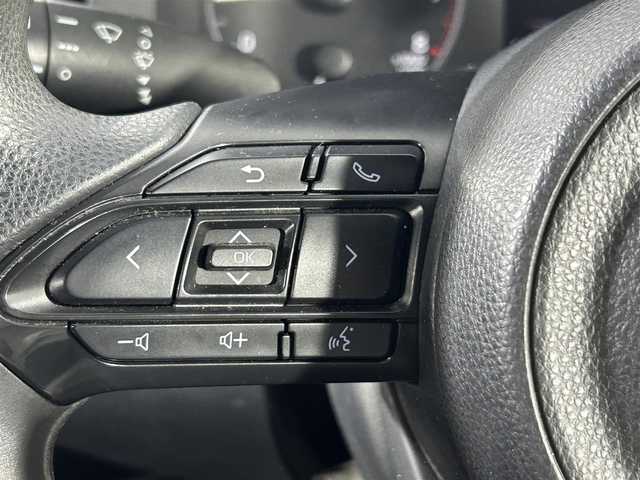 トヨタ ヤリス X 愛知県 2020(令2)年 3.5万km ホワイトパールクリスタルシャイン 純正9インチナビ/ＡＭ/ＦＭ/Bluetooth/フルセグTV/全方位カメラ/クルーズコントロール/衝突被害軽減システム/レーンアシスト/LEDヘッドライト/エアコン/盗難防止装置/横滑り防止装置/車線逸脱警報/オートライト/オートマチックハイビーム/スマートキー/プッシュスタート/純正フロアマット/ステアリングスイッチ/電動格納ミラー/コーナーセンサー/ドアバイザー