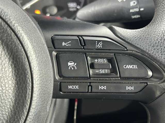 トヨタ ヤリス X 愛知県 2020(令2)年 3.5万km ホワイトパールクリスタルシャイン 純正9インチナビ/ＡＭ/ＦＭ/Bluetooth/フルセグTV/全方位カメラ/クルーズコントロール/衝突被害軽減システム/レーンアシスト/LEDヘッドライト/エアコン/盗難防止装置/横滑り防止装置/車線逸脱警報/オートライト/オートマチックハイビーム/スマートキー/プッシュスタート/純正フロアマット/ステアリングスイッチ/電動格納ミラー/コーナーセンサー/ドアバイザー