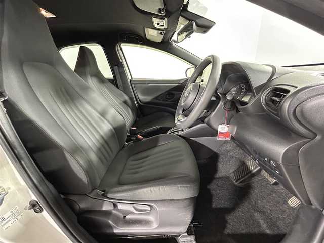 トヨタ ヤリス X 愛知県 2020(令2)年 3.5万km ホワイトパールクリスタルシャイン 純正9インチナビ/ＡＭ/ＦＭ/Bluetooth/フルセグTV/全方位カメラ/クルーズコントロール/衝突被害軽減システム/レーンアシスト/LEDヘッドライト/エアコン/盗難防止装置/横滑り防止装置/車線逸脱警報/オートライト/オートマチックハイビーム/スマートキー/プッシュスタート/純正フロアマット/ステアリングスイッチ/電動格納ミラー/コーナーセンサー/ドアバイザー