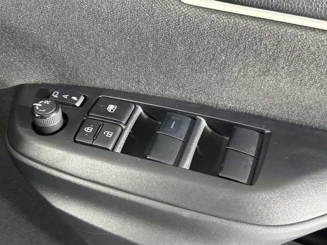 トヨタ ヤリス X 愛知県 2020(令2)年 3.5万km ホワイトパールクリスタルシャイン 純正9インチナビ/ＡＭ/ＦＭ/Bluetooth/フルセグTV/全方位カメラ/クルーズコントロール/衝突被害軽減システム/レーンアシスト/LEDヘッドライト/エアコン/盗難防止装置/横滑り防止装置/車線逸脱警報/オートライト/オートマチックハイビーム/スマートキー/プッシュスタート/純正フロアマット/ステアリングスイッチ/電動格納ミラー/コーナーセンサー/ドアバイザー