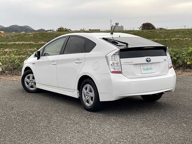 トヨタ プリウス S 新潟県 2009(平21)年 3.3万km スーパーホワイトⅡ 純正HDDナビ(NHZN-W59G)/CD/DVD/BT/フルセグテレビ/ミュージックサーバー/ETC/ドライブレコーダー/ステアリングスイッチ/スマートキー/プッシュスタート/オートライト/フォグランプ/純正15インチアルミホイール/社外15インチAW冬タイヤ車載