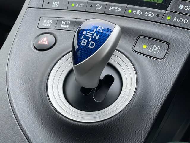 トヨタ プリウス S 新潟県 2009(平21)年 3.3万km スーパーホワイトⅡ 純正HDDナビ(NHZN-W59G)/CD/DVD/BT/フルセグテレビ/ミュージックサーバー/ETC/ドライブレコーダー/ステアリングスイッチ/スマートキー/プッシュスタート/オートライト/フォグランプ/純正15インチアルミホイール/社外15インチAW冬タイヤ車載