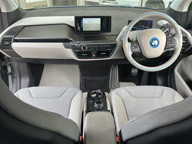 ＢＭＷ ｉ３ レンジエクステンダー 静岡県 2015(平27)年 2.3万km 白 純正ナビ/・FM/AM/・Bluetooth/・USB/・AUX/・電話/主要装備/・クルーズコントロール/・ＥＴＣ/・クリアランスソナー/・バックカメラ/・サイドカーテンエアバッグ/・オートライト/・電動パーキング/・パーキングアシスト/・ステアリングリモコン/・１９インチアルミホイール/・ＬＥＤヘッドライト
