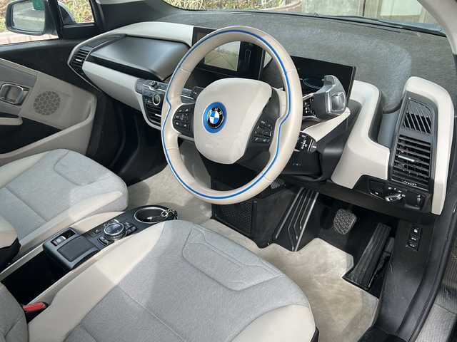 ＢＭＷ ｉ３ レンジエクステンダー 静岡県 2015(平27)年 2.3万km 白 純正ナビ/・FM/AM/・Bluetooth/・USB/・AUX/・電話/主要装備/・クルーズコントロール/・ＥＴＣ/・クリアランスソナー/・バックカメラ/・サイドカーテンエアバッグ/・オートライト/・電動パーキング/・パーキングアシスト/・ステアリングリモコン/・１９インチアルミホイール/・ＬＥＤヘッドライト