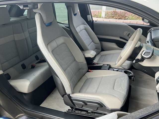 ＢＭＷ ｉ３ レンジエクステンダー 静岡県 2015(平27)年 2.3万km 白 純正ナビ/・FM/AM/・Bluetooth/・USB/・AUX/・電話/主要装備/・クルーズコントロール/・ＥＴＣ/・クリアランスソナー/・バックカメラ/・サイドカーテンエアバッグ/・オートライト/・電動パーキング/・パーキングアシスト/・ステアリングリモコン/・１９インチアルミホイール/・ＬＥＤヘッドライト