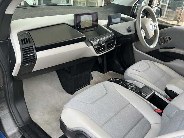 ＢＭＷ ｉ３ レンジエクステンダー 静岡県 2015(平27)年 2.3万km 白 純正ナビ/・FM/AM/・Bluetooth/・USB/・AUX/・電話/主要装備/・クルーズコントロール/・ＥＴＣ/・クリアランスソナー/・バックカメラ/・サイドカーテンエアバッグ/・オートライト/・電動パーキング/・パーキングアシスト/・ステアリングリモコン/・１９インチアルミホイール/・ＬＥＤヘッドライト