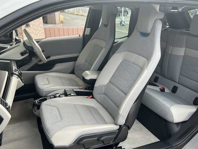 ＢＭＷ ｉ３ レンジエクステンダー 静岡県 2015(平27)年 2.3万km 白 純正ナビ/・FM/AM/・Bluetooth/・USB/・AUX/・電話/主要装備/・クルーズコントロール/・ＥＴＣ/・クリアランスソナー/・バックカメラ/・サイドカーテンエアバッグ/・オートライト/・電動パーキング/・パーキングアシスト/・ステアリングリモコン/・１９インチアルミホイール/・ＬＥＤヘッドライト