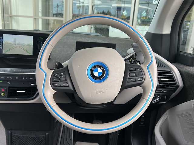 ＢＭＷ ｉ３ レンジエクステンダー 静岡県 2015(平27)年 2.3万km 白 純正ナビ/・FM/AM/・Bluetooth/・USB/・AUX/・電話/主要装備/・クルーズコントロール/・ＥＴＣ/・クリアランスソナー/・バックカメラ/・サイドカーテンエアバッグ/・オートライト/・電動パーキング/・パーキングアシスト/・ステアリングリモコン/・１９インチアルミホイール/・ＬＥＤヘッドライト