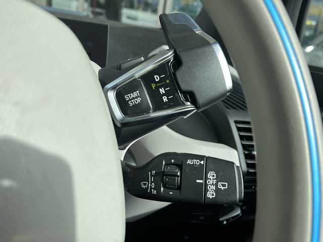 ＢＭＷ ｉ３ レンジエクステンダー 静岡県 2015(平27)年 2.3万km 白 純正ナビ/・FM/AM/・Bluetooth/・USB/・AUX/・電話/主要装備/・クルーズコントロール/・ＥＴＣ/・クリアランスソナー/・バックカメラ/・サイドカーテンエアバッグ/・オートライト/・電動パーキング/・パーキングアシスト/・ステアリングリモコン/・１９インチアルミホイール/・ＬＥＤヘッドライト