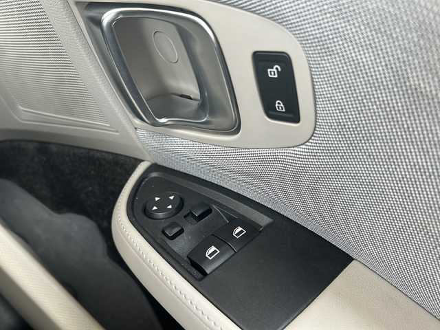 ＢＭＷ ｉ３ レンジエクステンダー 静岡県 2015(平27)年 2.3万km 白 純正ナビ/・FM/AM/・Bluetooth/・USB/・AUX/・電話/主要装備/・クルーズコントロール/・ＥＴＣ/・クリアランスソナー/・バックカメラ/・サイドカーテンエアバッグ/・オートライト/・電動パーキング/・パーキングアシスト/・ステアリングリモコン/・１９インチアルミホイール/・ＬＥＤヘッドライト