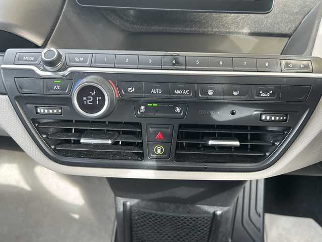 ＢＭＷ ｉ３ レンジエクステンダー 静岡県 2015(平27)年 2.3万km 白 純正ナビ/・FM/AM/・Bluetooth/・USB/・AUX/・電話/主要装備/・クルーズコントロール/・ＥＴＣ/・クリアランスソナー/・バックカメラ/・サイドカーテンエアバッグ/・オートライト/・電動パーキング/・パーキングアシスト/・ステアリングリモコン/・１９インチアルミホイール/・ＬＥＤヘッドライト