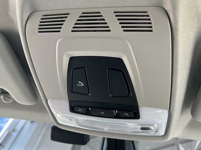 ＢＭＷ ｉ３ レンジエクステンダー 静岡県 2015(平27)年 2.3万km 白 純正ナビ/・FM/AM/・Bluetooth/・USB/・AUX/・電話/主要装備/・クルーズコントロール/・ＥＴＣ/・クリアランスソナー/・バックカメラ/・サイドカーテンエアバッグ/・オートライト/・電動パーキング/・パーキングアシスト/・ステアリングリモコン/・１９インチアルミホイール/・ＬＥＤヘッドライト