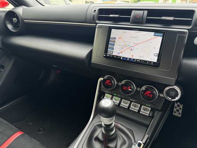 スバル ＢＲＺ S 千葉県 2022(令4)年 0.6万km マグネタイトグレーメタリック ワンオーナー/6速MT車/STiエアロパーツ/STiマフラ０/LEDヘッドライト/クルーズコントロール/純正SDナビ/Bluetooth/バックカメラ/DVD再生機能/ETC/革巻きステアリング/ハーフレザーシート/シートヒーター/純正フロアマット/純正18インチアルミホイール/取扱説明書＆保証書/プッシュスタート/スマートキー/スペアキー