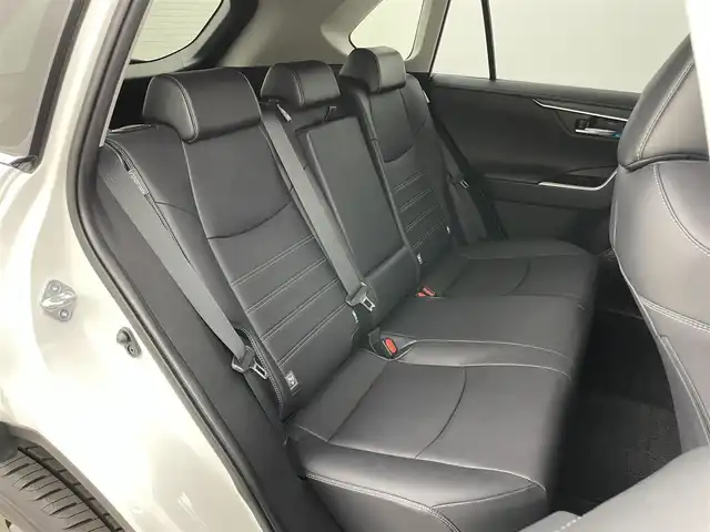 トヨタ ＲＡＶ４ G Zパッケージ 岡山県 2019(令1)年 4.1万km ホワイトパールクリスタルシャイン 純正９インチナビ/【Bluetooth/フルセグTV/CD/DVD】/衝突軽減ブレーキシステム/追従型クルーズコントロール/黒合皮シート/社外デジタルインナーミラー（ドラレコ一体型）/ビルトインＥＴＣ/ＬＥＤヘッドライト/オートハイビーム/前席シートヒーター/ステアリングヒーター/運転席パワシート/シートメモリー/バックカメラ/プッシュスタート/踏み間違い防止/オートブレーキホールド/ブラインドスポットモニター/ISOFIX/チルトステアリング/シートリフター/ウインカーミラー/ドアバイザー