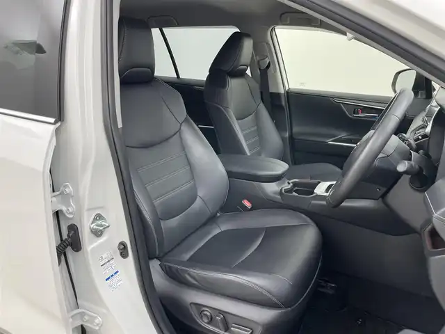 トヨタ ＲＡＶ４ G Zパッケージ 岡山県 2019(令1)年 4.1万km ホワイトパールクリスタルシャイン 純正９インチナビ/【Bluetooth/フルセグTV/CD/DVD】/衝突軽減ブレーキシステム/追従型クルーズコントロール/黒合皮シート/社外デジタルインナーミラー（ドラレコ一体型）/ビルトインＥＴＣ/ＬＥＤヘッドライト/オートハイビーム/前席シートヒーター/ステアリングヒーター/運転席パワシート/シートメモリー/バックカメラ/プッシュスタート/踏み間違い防止/オートブレーキホールド/ブラインドスポットモニター/ISOFIX/チルトステアリング/シートリフター/ウインカーミラー/ドアバイザー