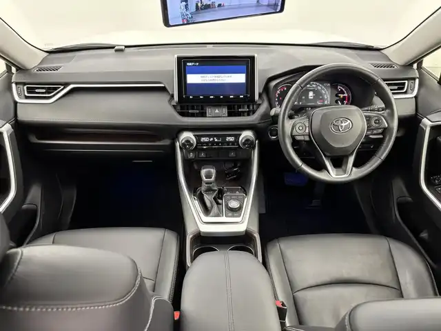 トヨタ ＲＡＶ４ G Zパッケージ 福岡県 2019(令1)年 4.1万km ホワイトパールクリスタルシャイン 純正９型ナビ／フルセグＴＶ　/バックカメラ　/デジタルルームミラー　/ビルトインETC　/ドライブレコーダー　/トヨタセーフティセンス　/レーダークルーズコントロール　/コーナーセンサー　/衝突軽減ブレーキ　/レーンキープ　/ブラインドスポットモニター　/アクセル踏み間違い防止　/ダウンヒルアシストコントロール　/パワーシート　/シートヒーター　/ステアリングヒーター　/パワーバックドア　/ルーフレール　/ＬＥＤヘッドライト　/純正１９インチアルミホイール