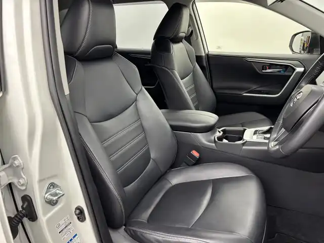 トヨタ ＲＡＶ４ G Zパッケージ 福岡県 2019(令1)年 4.1万km ホワイトパールクリスタルシャイン 純正９型ナビ／フルセグＴＶ　/バックカメラ　/デジタルルームミラー　/ビルトインETC　/ドライブレコーダー　/トヨタセーフティセンス　/レーダークルーズコントロール　/コーナーセンサー　/衝突軽減ブレーキ　/レーンキープ　/ブラインドスポットモニター　/アクセル踏み間違い防止　/ダウンヒルアシストコントロール　/パワーシート　/シートヒーター　/ステアリングヒーター　/パワーバックドア　/ルーフレール　/ＬＥＤヘッドライト　/純正１９インチアルミホイール