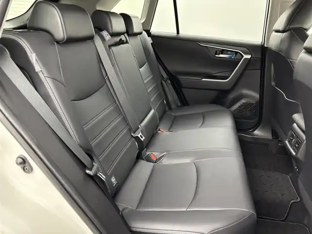 トヨタ ＲＡＶ４ G Zパッケージ 福岡県 2019(令1)年 4.1万km ホワイトパールクリスタルシャイン 純正９型ナビ／フルセグＴＶ　/バックカメラ　/デジタルルームミラー　/ビルトインETC　/ドライブレコーダー　/トヨタセーフティセンス　/レーダークルーズコントロール　/コーナーセンサー　/衝突軽減ブレーキ　/レーンキープ　/ブラインドスポットモニター　/アクセル踏み間違い防止　/ダウンヒルアシストコントロール　/パワーシート　/シートヒーター　/ステアリングヒーター　/パワーバックドア　/ルーフレール　/ＬＥＤヘッドライト　/純正１９インチアルミホイール
