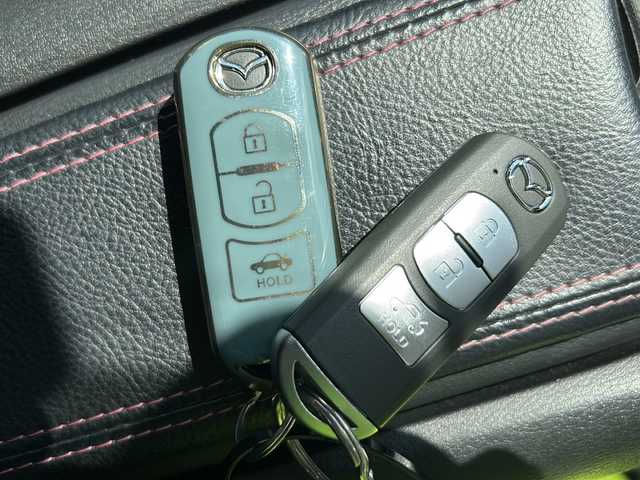 マツダ ロードスター S スペシャルパッケージ 岐阜県 2016(平28)年 9.5万km ジェットブラックマイカ 登録時走行距離94876km/純正ナビ　/Blue tooth/CD/DVD/AUX可　/フルセグテレビ　/USB入力端子/スマートキー　/スペアキー１本　/ＬＥＤヘッドライト　/オートライト　/プッシュスタート　/純正フロアマット　/純正１６アルミホイール　/横滑り防止装置/HKSマフラー/オープンカー/6MT/エアバッグW