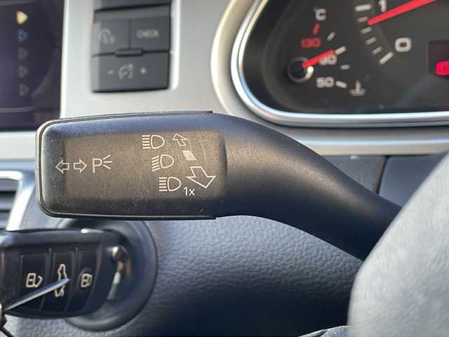 アウディ Ｑ７ 3.0TFSIクワトロ 青森県 2011(平23)年 10万km アイビスホワイト ・4WD/・純正ナビ/・ワンセグ/・バックカメラ/・サイドカメラ/・横滑り抑制装置/・オートライト/・オートマチックハイビーム/・前後コーナーセンサー/・パワーバックドア/・アイドリングストップ/・パワーシート(D+N席)/・エアーシート(D+N席)/・純正フロアマット/・電動格納ミラー/・純正AW20インチ