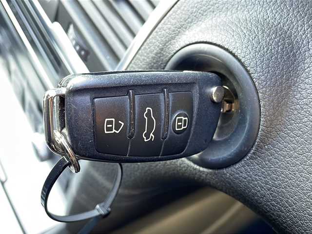 アウディ Ｑ７ 3.0TFSIクワトロ 青森県 2011(平23)年 10万km アイビスホワイト ・4WD/・純正ナビ/・ワンセグ/・バックカメラ/・サイドカメラ/・横滑り抑制装置/・オートライト/・オートマチックハイビーム/・前後コーナーセンサー/・パワーバックドア/・アイドリングストップ/・パワーシート(D+N席)/・エアーシート(D+N席)/・純正フロアマット/・電動格納ミラー/・純正AW20インチ