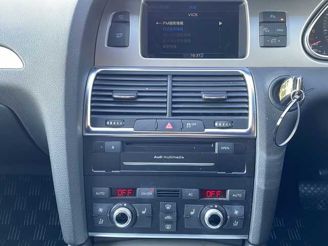 アウディ Ｑ７ 3.0TFSIクワトロ 青森県 2011(平23)年 10万km アイビスホワイト ・4WD/・純正ナビ/・ワンセグ/・バックカメラ/・サイドカメラ/・横滑り抑制装置/・オートライト/・オートマチックハイビーム/・前後コーナーセンサー/・パワーバックドア/・アイドリングストップ/・パワーシート(D+N席)/・エアーシート(D+N席)/・純正フロアマット/・電動格納ミラー/・純正AW20インチ