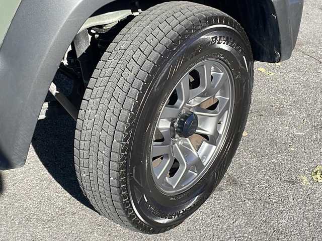 スズキ ジムニー シエラ JC 長野県 2024(令6)年 1.1万km ジャングルグリーン ４ＷＤ/純正メモリナビフルセグＴＶ/バックカメラ/ＥＴＣ/純正15インチアルミ/シートヒーター/アイドリングストップ/レーンキープ/パーキングアシスト/ワンオーナー/保証書・取説