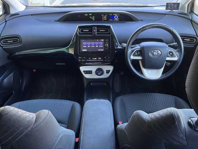 トヨタ プリウス S 岐阜県 2016(平28)年 10.9万km アティチュードブラックマイカ 禁煙車/純正ナビ/レーダークルーズコントロール/フルセグTV/レーンキープアシスト/衝突軽減ブレーキ/ハンドルスイッチ/ビルトインETC/ドライブレコーダー/バックカメラ/純正フロアマット/社外アルミホイール/盗難防止/ドアバイザー/オートライト/オートハイビーム/オートエアコン/スマートキー